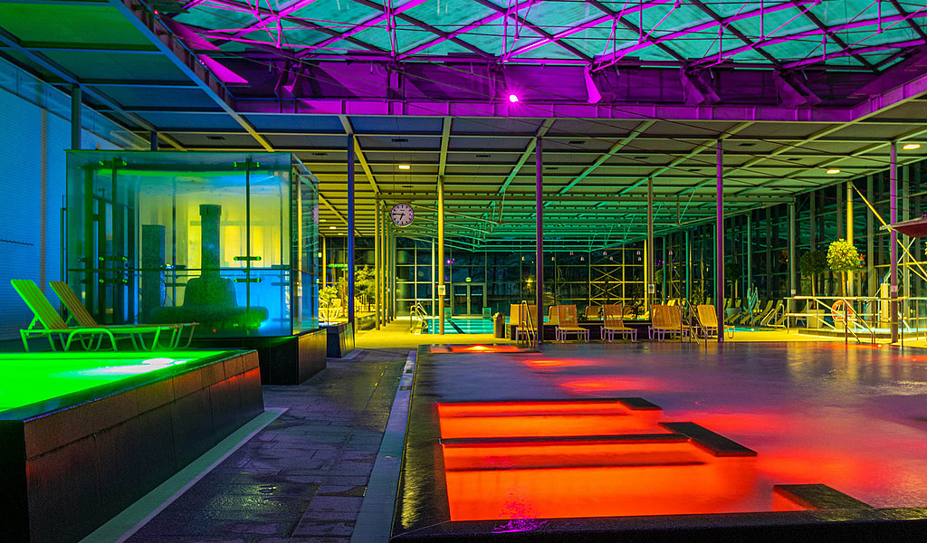 Das Geibeltbad in Pirna in der Sächsischen Schweiz verfügt über einen Beckenlift, mit dem Rollstuhlfahrer sicher ins Becken gelangen. © Stadtwerke Pirna Das Geibeltbad in Pirna in der Sächsischen Schweiz verfügt über einen Beckenlift, mit dem Rollstuhlfahrer sicher ins Becken gelangen.