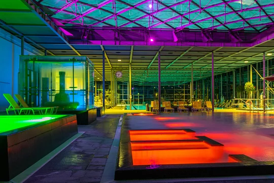 Das Geibeltbad in Pirna in der Sächsischen Schweiz verfügt über einen Beckenlift, mit dem Rollstuhlfahrer sicher ins Becken gelangen. 