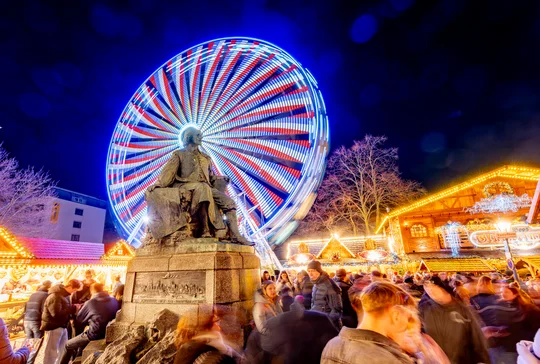 Highlight der Barrierefreiheit: Das rollstuhlgerechte Riesenrad auf dem Magdeburger Weihnachtsmarkt, Foto: Andreas Lander