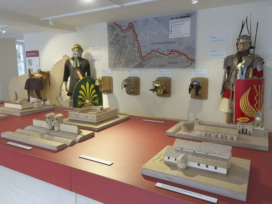 Bayerisches Limes-Informationszentrum Weißenburg mit Rüstungen, Schildern und weiteren Ausstellungsstücken aus der Römerzeit