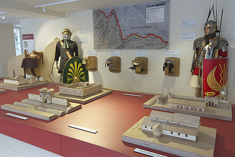 Bayerisches Limes-Informationszentrum Weißenburg mit Rüstungen, Schildern und weiteren Ausstellungsstücken aus der Römerzeit