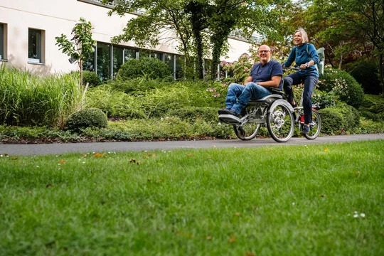 Das barrierefreie Seehotel Rheinsberg verleiht Rollfiets für Radtouren in der Umgebung.