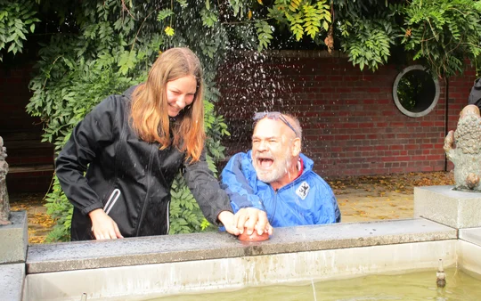Im barrierefreien Park der Gärten in Bad Zwischenahn hält ein Blindenbrunnen Überraschungen bereit. Im barrierefreien Park der Gärten in Bad Zwischenahn hält ein Blindenbrunnen Überraschungen bereit.