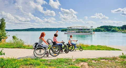 Die MS Brombachsee nimmt Rollstuhlfahrer zu Rundfahrten auf dem Großen Brombachsee mit. Die MS Brombachsee nimmt Rollstuhlfahrer zu Rundfahrten auf dem Großen Brombachsee mit.