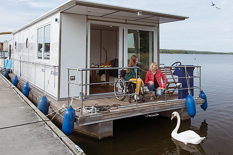 Das barrierefreie Hausboot von Kuhnle-Tours lässt sich ohne Bootsführerschein fahren.