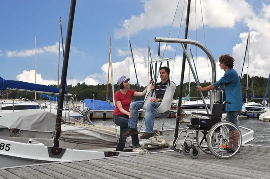 Am Hafencamp am Senftenberger See werden Menschen mit Mobilitätseinschränkungen per Lift ins Boot gehoben. Am Hafencamp am Senftenberger See werden Menschen mit Mobilitätseinschränkungen per Lift ins Boot gehoben.
