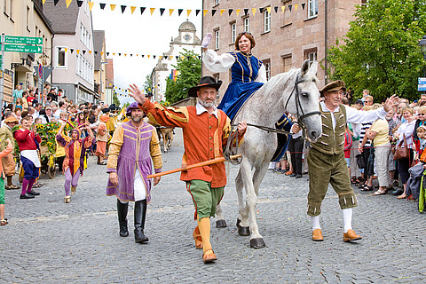 Kultur - Volksfest, Frau reitet auf Pferd durch die Stadt