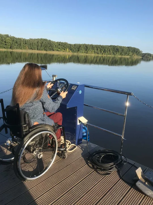 Rollstuhlfahrer können das barrierefreie Hausboot dank unterfahrbarem Steuerstand selbst lenken. Rollstuhlfahrer können das barrierefreie Hausboot dank unterfahrbarem Steuerstand selbst lenken.