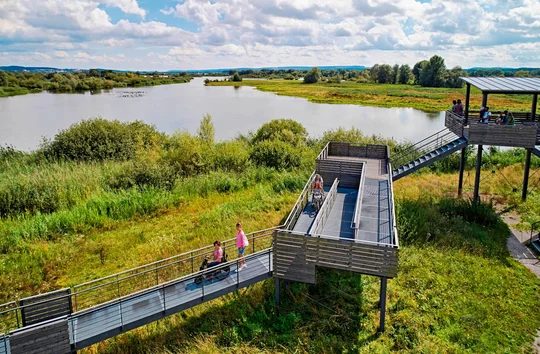 Der Aussichtsturm auf der Vogelinsel ist zum Teil auch mit dem Rollstuhl befahrbar. Der Aussichtsturm auf der Vogelinsel ist zum Teil auch mit dem Rollstuhl befahrbar.