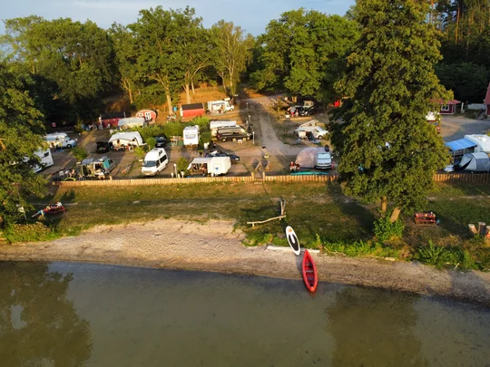 Traumhafte Stellplätze mit Seeblick gibt es im Campingpark Himmelpfort am Stolpsee. Traumhafte Stellplätze mit Seeblick gibt es im Campingpark Himmelpfort am Stolpsee.
