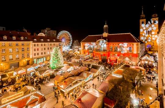 Blick auf den Weihnachtsmarkt von Magdeburg (© Andreas Lander) Luftaufnahme vom hellerleuchteten Magdeburger Weihnachtsmarkt