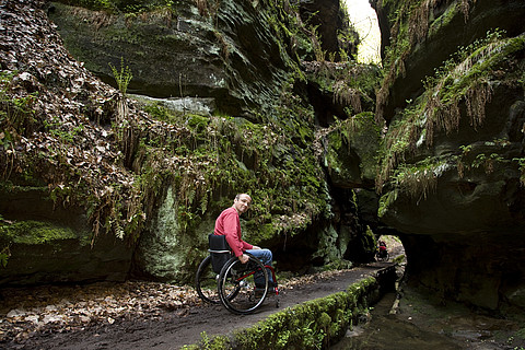 Rollstuhlfahrer auf Aktivität in einer Felsspalte