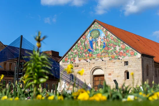 Vorplatz der Peterskirche mit den Epochengärten und dem blauen Band sowie linkerhand der Defensionskaserne auf dem oberen Plateau der Zitadelle Petersberg Vorplatz der Peterskirche mit den Epochengärten und dem blauen Band sowie linkerhand der Defensionskaserne auf dem oberen Plateau der Zitadelle Petersberg