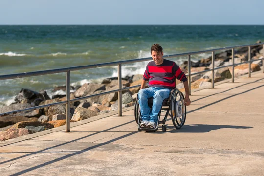 Der barrierefreie Thalasso-Kurweg 1 führt entlang der Promenade am alten historischen Leuchtturm vorbei bis zur Westmole von Warnemünde. Der barrierefreie Thalasso-Kurweg 1 führt entlang der Promenade am alten historischen Leuchtturm vorbei bis zur Westmole von Warnemünde.