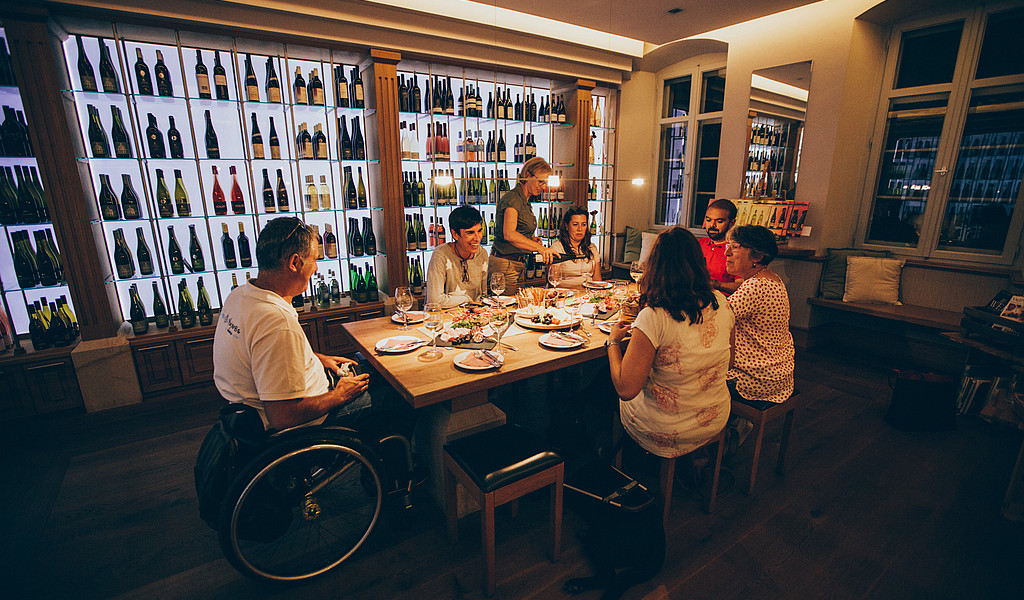 In der Vinothek Weinkammer können Gäste mit und ohne Mobilitätseinschränkungen die Weinvielfalt der 21 Maikammerer Spitzenweingüter probieren. 