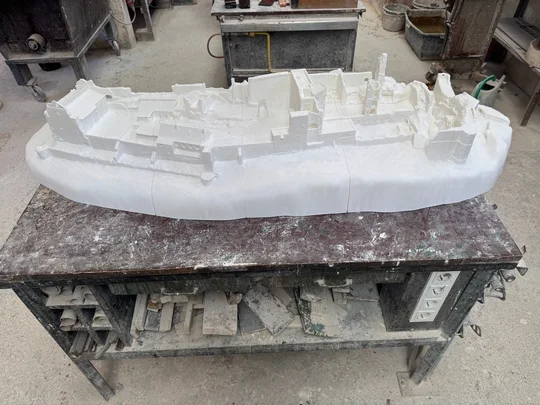 Ziegelsteinchen, taktile Beschriftungen, Detailarbeit: Bildhauer Felix Brörken verfeinert die Modelle wie das der Madenburg von Hand. Foto: Felix Brörken Ziegelsteinchen, taktile Beschriftungen, Detailarbeit: Bildhauer Felix Brörken verfeinert die Modelle wie das der Madenburg von Hand. Foto: Felix Brörken