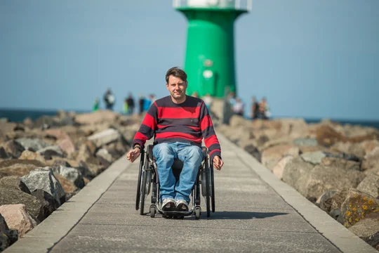 Die Wege zu den Molenfeuern in Warnemünde können auf breiten, ebenen Wegen befahren werden.
