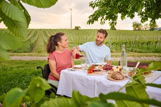 Südliche Weinstraße: Viele Winzer und Gastronomen bieten Wanderern regionale Spezialitäten für ein Picknick in den Weinbergen an. Südliche Weinstraße: Viele Winzer und Gastronomen bieten Wanderern regionale Spezialitäten für ein Picknick in den Weinbergen an.
