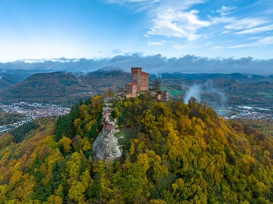 Vom Rundweg durch die Markwardanlage genießen Wanderer den Blick auf die Burg Trifels. Vom Rundweg durch die Markwardanlage genießen Wanderer den Blick auf die Burg Trifels.