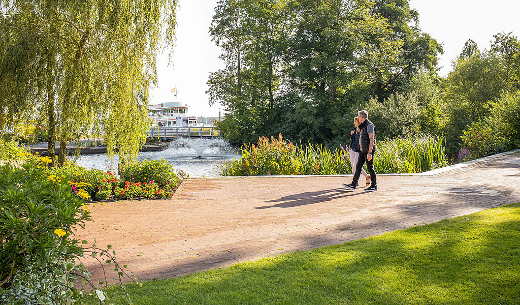 Im Kurpark Bad Zwischenahn genießen Besucher immer wieder den Blick auf das Zwischenahner Meer.© Bad Zwischenahner Touristik GmbH, Fotostudio Scheiwe Im Kurpark Bad Zwischenahn genießen Besucher immer wieder den Blick auf das Zwischenahner Meer.