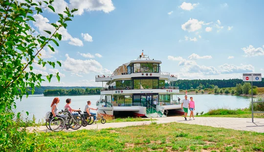 Drei Rollifahrer warten an der Anlegestelle am Großen Brombachsee auf das gleichnamige Fahrgastschiff. Drei Rollifahrer warten an der Anlegestelle am Großen Brombachsee auf das gleichnamige Fahrgastschiff.