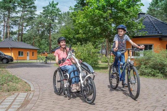 Beliebte Ferienanlage mit barrierefreiem Strandzugang: der Familienpark Senftenberger See. Familienpark Senftenberger See