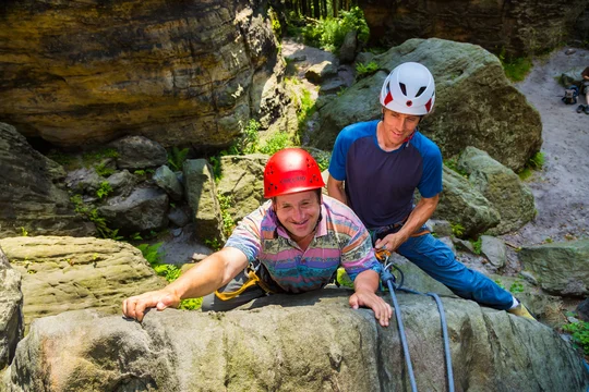Kletterer am Einstieg des Felsens ein Kletterer klettert an einem Felsen