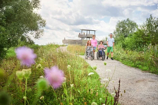 Der Aussichtsturm an der Vogelinsel kann mit dem Handbike befahren werden. Der Aussichtsturm an der Vogelinsel kann mit dem Handbike befahren werden.