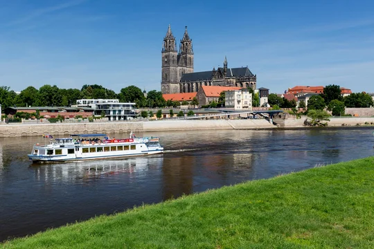 Magdeburg lässt sich auch vom Wasser aus erkunden, mit den Fahrgastschiffen der Weißen Flotte.