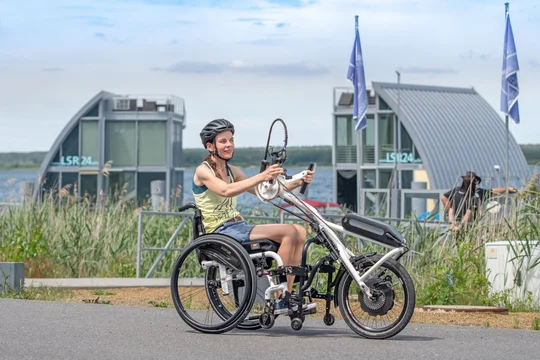 Wer mit dem Handbike den Geierswalder See umrundet, kommt an diesen schwimmenden Ferienhäusern vorbei. Wer mit dem Handbike den Geierswalder See umrundet, kommt an diesen schwimmenden Ferienhäusern vorbei.