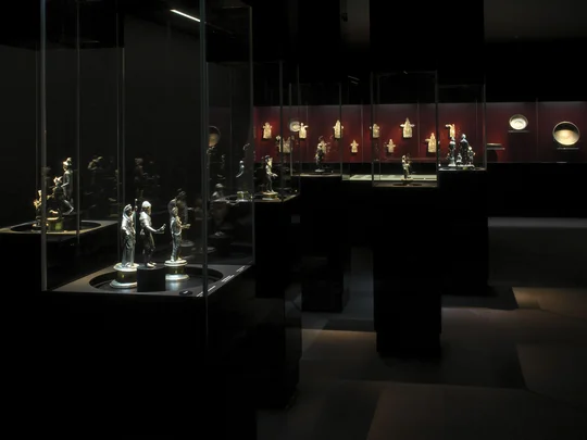 RömerMuseum Weißenburg, Blick auf abgedunkelten Innenraum mit beleuchteten Ausstellungsstücken