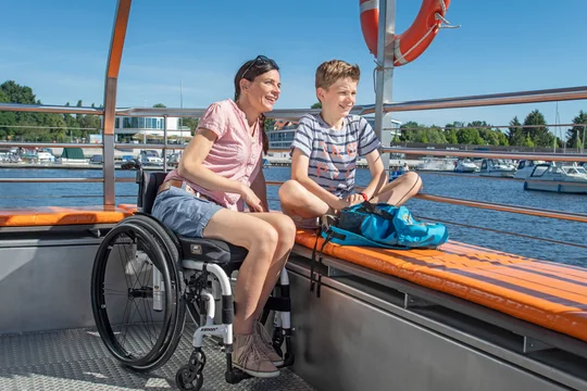 Das Fahrgastschiff "Aqua Phönix" nimmt Rollstuhlfahrer auf den Senftenbeger See mit. Das Fahrgastschiff "Aqua Phönix" nimmt Rollstuhlfahrer auf den Senftenbeger See mit.