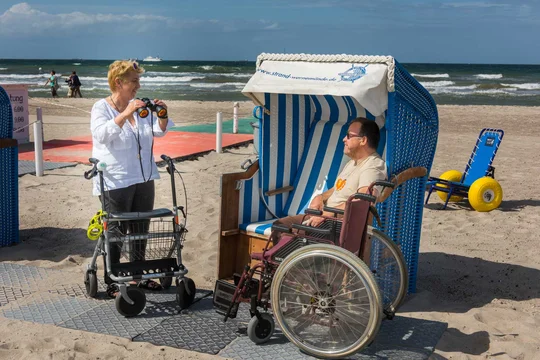 Am Strandaufgang 4 in Warnemünde werden Baderollstühle und Strandkörbe vermietet. Am Strandaufgang 4 in Warnemünde werden Baderollstühle und Strandkörbe vermietet.