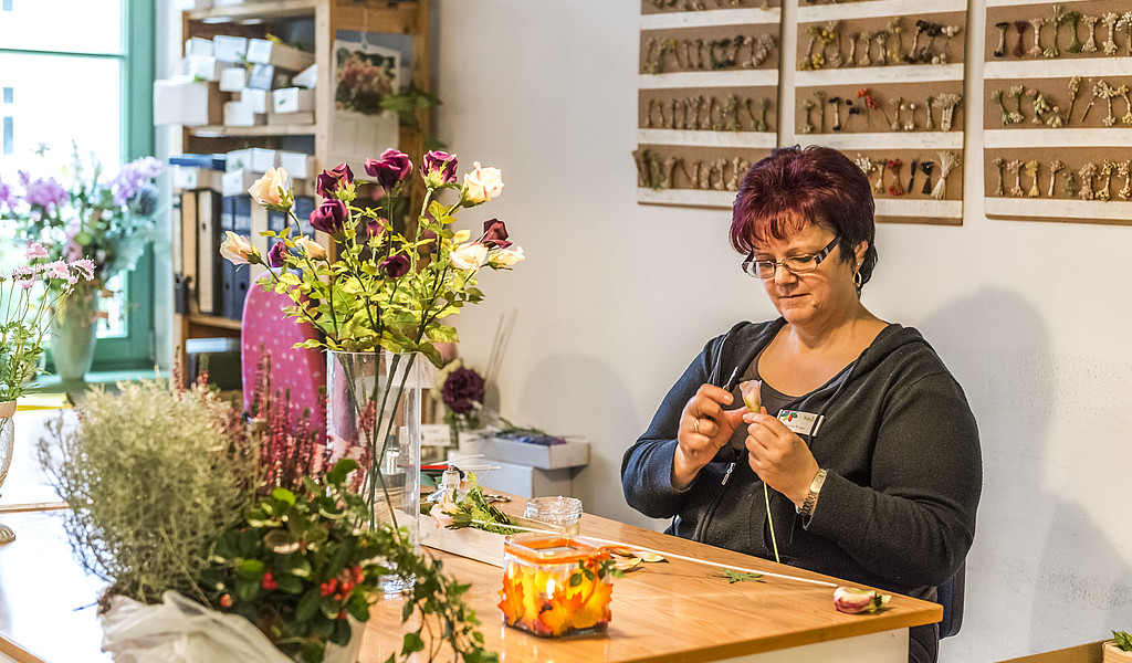 Blüten, die nie verwelken: Mit Fingerfertigkeit bewahren die sogenannten "Blümelfrauen" in der Deutschen Kunstblume Sebnitz ein beinahe ausgestorbenes Handwerk. Foto: Anna Meurer - Blüten, die nie verwelken: Mit Fingerfertigkeit bewahren die sogenannten "Blümelfrauen" in der Deutschen Kunstblume Sebnitz ein beinahe ausgestorbenes Handwerk. Foto: Anna Meurer Blüten, die nie verwelken: Mit Fingerfertigkeit bewahren die sogenannten "Blümelfrauen" in der Deutschen Kunstblume Sebnitz ein beinahe ausgestorbenes Handwerk. Foto: Anna Meurer