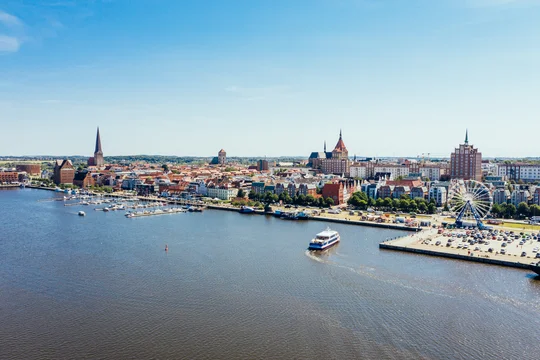 Das ebenmäßige Pflaster in Rostocks Innenstadt macht Stadtrundgänge mit dem Rollstuhl möglich. Das ebenmäßige Pflaster in Rostocks Innenstadt macht Stadtrundgänge mit dem Rollstuhl möglich.