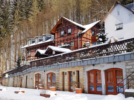 Das barrierefreie Restaurant Forsthaus liegt im wildromantischen Kirnitzschtal im Nationalpark Sächsische Schweiz. Das barrierefreie Restaurant Forsthaus liegt im wildromantischen Kirnitzschtal im Nationalpark Sächsische Schweiz.
