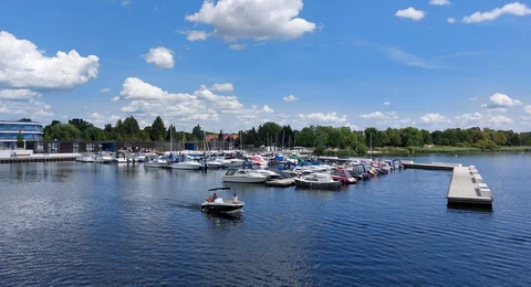 Der Senftenberger See mit seinem modernenen Stadthafen bietet Menschen im Rollstuhl vielfältige Freizeitmöglichkeiten. Der Senftenberger See mit seinem modernenen Stadthafen bietet Menschen im Rollstuhl vielfältige Freizeitmöglichkeiten.