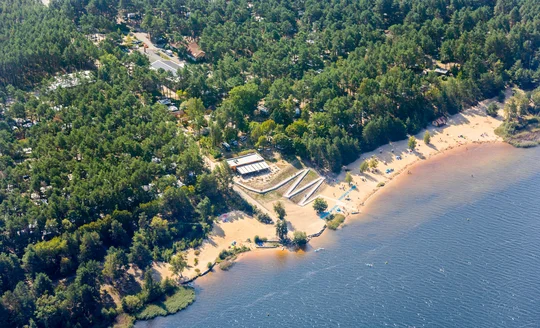 Markantes Inklusionsprojekt: Eine 175 Meter lange Rampe ermöglicht Rollstuhlfahrern, den Strand im Familienpark Großkoschen zu erreichen.