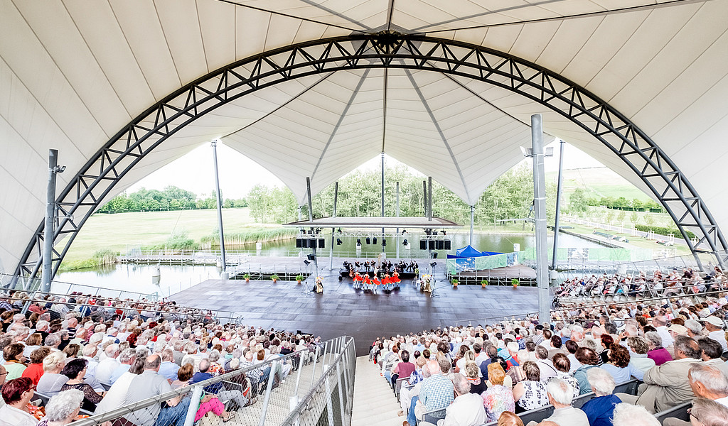 Die Seebühne im Elbauenpark bietet im Sommer ein vielfältiges Programm.© Elbauenpark Magdeburg, Foto: Andreas Lander Die Seebühne im Elbauenpark bietet im Sommer ein vielfältiges Programm.