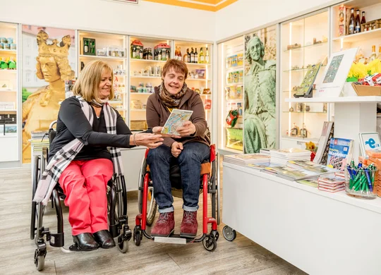 Die barrierefrei zugängliche Tourist Information bietet Stadtführungen an. Die barrierefrei zugängliche Tourist Information bietet Stadtführungen an.