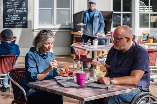 Das Eis im Café Tucholsky am Rheinsberger Hafen schmeckt köstlich.