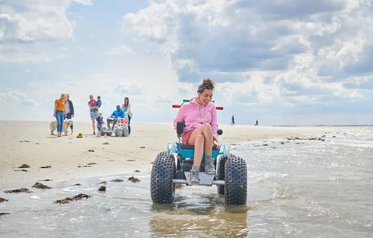Mit den elektrisch betriebenen Strandmobilen können Rollstuhlfahrer Langeoogs Strand erkunden. Mit den elektrisch betriebenen Strandmobilen können Rollstuhlfahrer Langeoogs Strand erkunden.