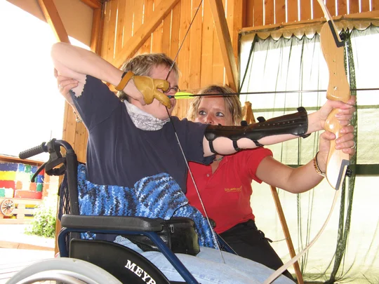 Das SAN-shine-Camp auf der Badehalbinsel Absberg am Kleinen Brombachsee bietet Bogenschießen für Menschen mit Mobilitätseinschränkungen an. Das SAN-shine-Camp auf der Badehalbinsel Absberg am Kleinen Brombachsee bietet Bogenschießen für Menschen mit Mobilitätseinschränkungen an.