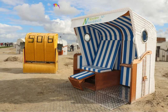 Barrierefreie Strandkörbe, auch Mehrgenerationenstrandkörbe genannt, in Norddeich ermöglichen auch Rollifahrern entspannte Stunden am Strand. Barrierefreie Strandkörbe, auch Mehrgenerationenstrandkörbe genannt, in Norddeich ermöglichen auch Rollifahrern entspannte Stunden am Strand.