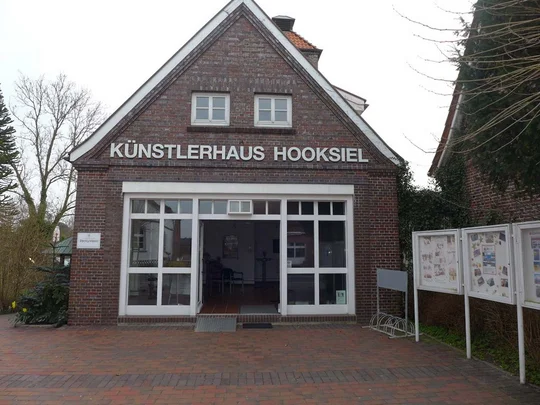 Das Künstlerhaus Hooksiel ist für Rollstuhlfahrer ebenerdig zugänglich. 