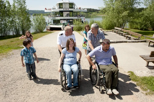 Anlegestelle Ramsberg am Großen Brombachsee Rollifahrer mit Begleitung vor Fahrgastschiff