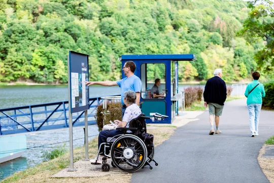Startpunkt für eine Fahrt mit den Schiffen der Weißen Flotte auf dem Rursee: Am Anleger in Einruhr können Rollstuhlfahrer einsteigen. Startpunkt für eine Fahrt mit den Schiffen der Weißen Flotte auf dem Rursee: Am Anleger in Einruhr können Rollstuhlfahrer einsteigen.