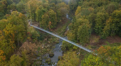 Die 110 Meter lange Hängebrücke Irreler Wasserfälle überspannt das enge Tal der Prüm. Die 110 Meter lange Hängebrücke Irreler Wasserfälle überspannt das enge Tal der Prüm.
