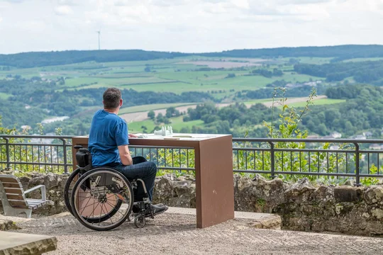 Die Aussichtsplattform vor der Liboriuskapelle in Ernzen im Naturpark Südeifel ist seit 2020 nach „Reisen für Alle“ zertifiziert.
