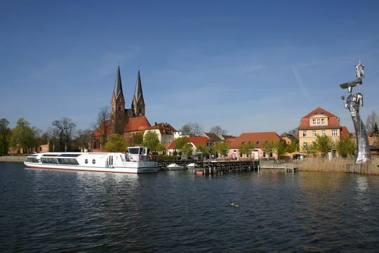 Neuruppin am Ruppiner See mit Blick auf die Klosterkirche St. Trinitatis Neuruppin am Ruppiner See mit Blick auf die Klosterkirche St. Trinitatis